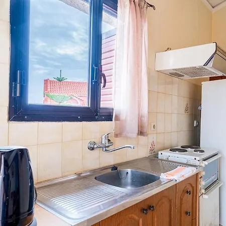 For 4 By Alecos アパート