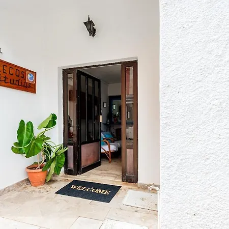 For 4 By Alecos アパート