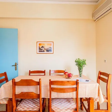 Appartement For 4 By Alecos *